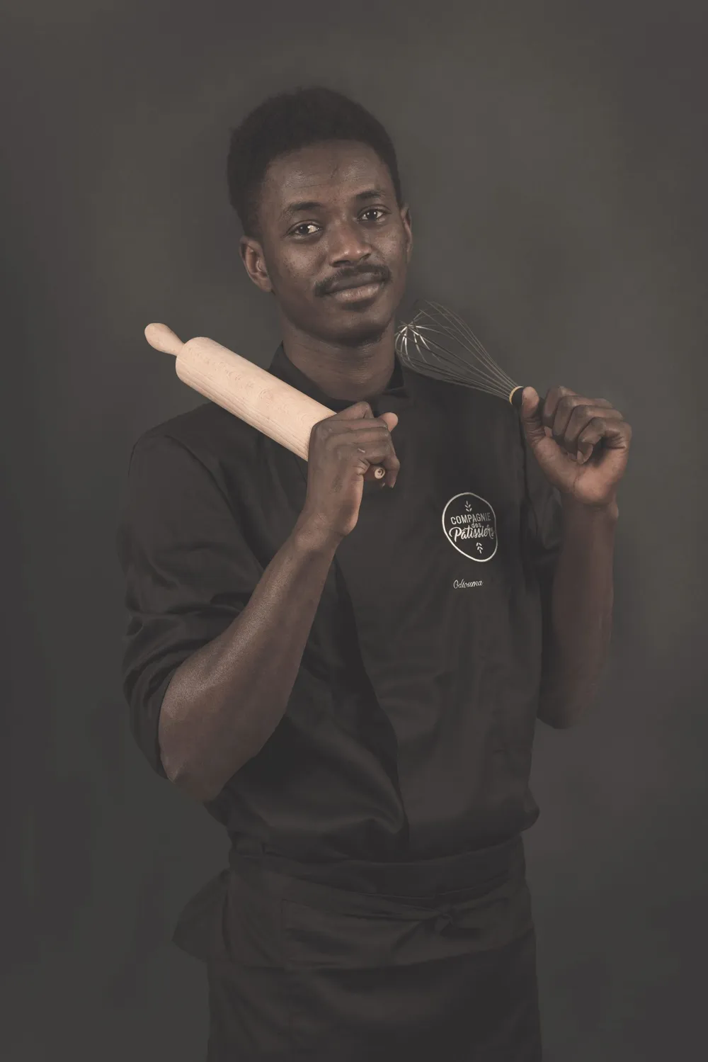 Pâtissier de la Compagnie des Pâtissiers, rouleau à pâtisserie en main